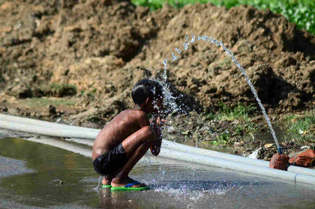 Municipal water pipes help keep people cool in Allahbad, India. Ritesh Shukla/NurPhoto/Corbis  